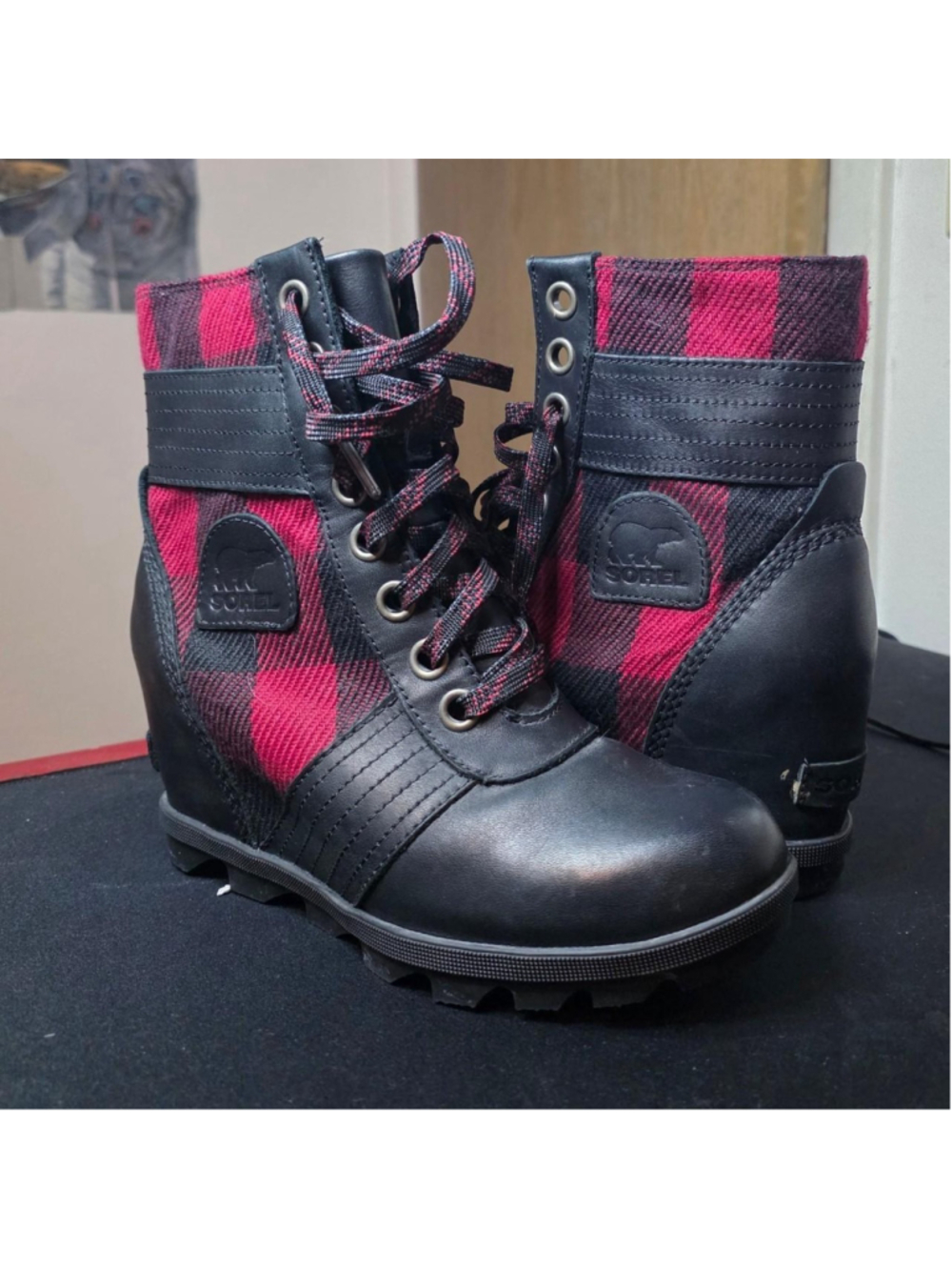 Sorel Joan of Arctic red/black plaid boots #winterboots #plaid
